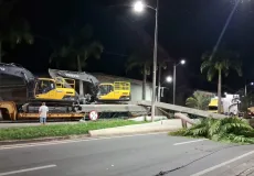 Vídeo mostra passarela desabando no centro de Linhares-ES