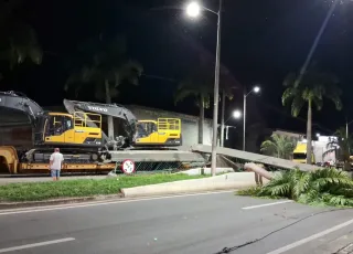 Vídeo mostra passarela desabando no centro de Linhares-ES