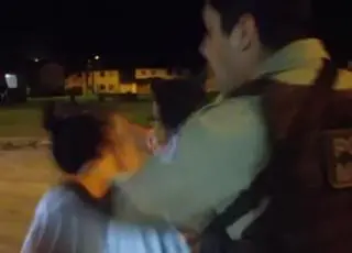 Vídeo mostra PM dando tapa no rosto de mulher em Porto Seguro