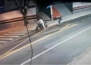 Vídeo mostra policial atirando em motociclista em abordagem, ele foi preso em flagrante