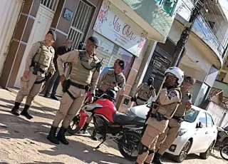 Vídeo mostra troca de tiros entre PM e suspeitos que terminou com dois mortos e duas pessoas baleadas em Teixeira de Freitas