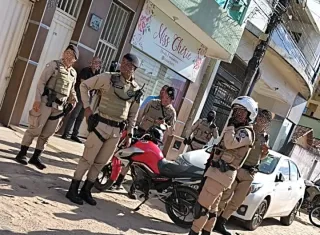 Vídeo mostra troca de tiros entre PM e suspeitos que terminou com dois mortos e duas pessoas baleadas em Teixeira de Freitas