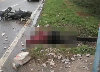 Vídeo -Moto em alta velocidade bate em ponto de ônibus na BR 101, próximo a entrada da Suzano, condutor morreu no local
