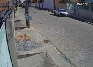 Vídeo - Motociclista assalta pedestre em Itamaraju