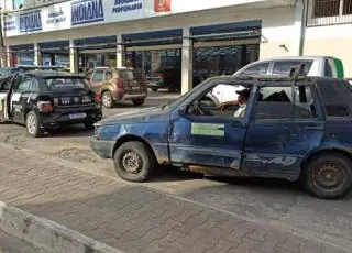 Vídeo - Motorista embriagado bate no fundo da viatura em Teixeira de Freitas