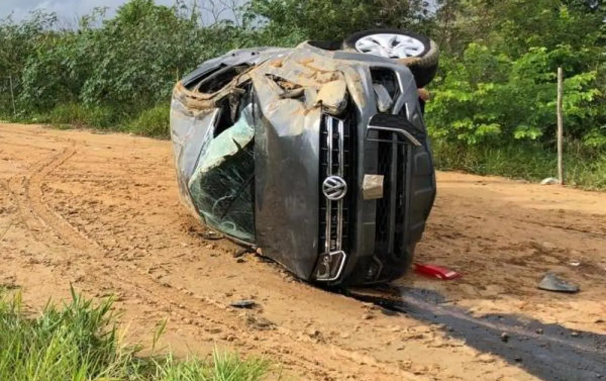 Motorista perde o controle e caminhão baú tomba no trevo do Novo Prado -  Bahia ExtremoSul