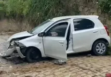 Vídeo - Mulher acelera por engano e carro despenca em barranco em Itamaraju