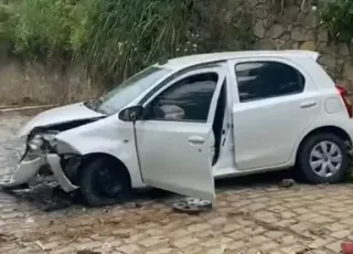 Vídeo - Mulher acelera por engano e carro despenca em barranco em Itamaraju
