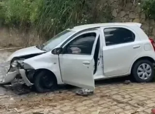 Vídeo - Mulher acelera por engano e carro despenca em barranco em Itamaraju