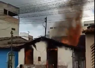 Vídeo - Mulher com problemas mentais põe fogo na casa no centro de Teixeira