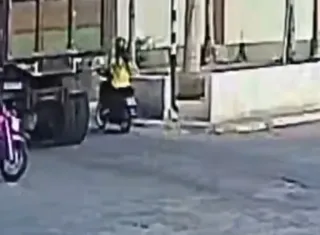 Vídeo - Mulher é atropelada por caçamba e sobrevive: cena foi registrada por câmeras de segurança