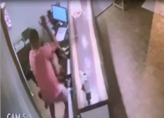 Vídeo - Mulher é espancada pelo ex-marido dentro da pousada onde trabalha em Porto Seguro