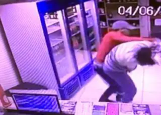 Vídeo - Mulher reage a assalto e luta com assaltantes em pizzaria