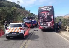 Vídeo - Ônibus da dupla César Menotti e Fabiano se envolve em acidente na BR-262 em Minas Gerais