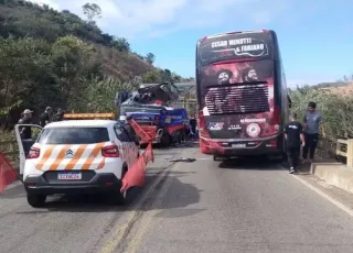 Vídeo - Ônibus da dupla César Menotti e Fabiano se envolve em acidente na BR-262 em Minas Gerais