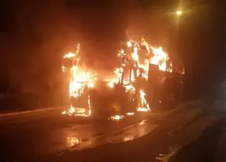 Vídeo – Ônibus da Itapemirim pega fogo próximo a PRF em Teixeira com 34 passageiros dentro