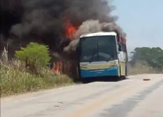 Vídeo -Ônibus da Viação Santa Clara pega fogo na BR 418, próximo a Nanuque-MG