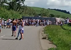 Vídeo - Ônibus de torcida do Bahia tomba na BR-101 em Pernambuco e deixa oito feridos; veículo estava com licença vencida