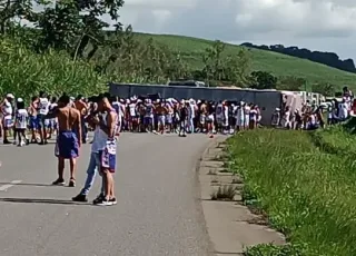Vídeo - Ônibus de torcida do Bahia tomba na BR-101 em Pernambuco e deixa oito feridos; veículo estava com licença vencida