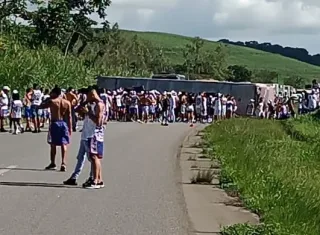Vídeo - Ônibus de torcida do Bahia tomba na BR-101 em Pernambuco e deixa oito feridos; veículo estava com licença vencida
