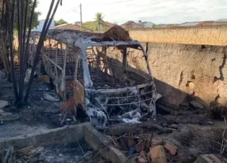 VÍDEO: ônibus escolares ficam destruídos após incêndio em Guaratinga