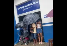 Vídeo - Pacientes enfrentam chuva e frio em Itamaraju enquanto gestão municipal ignora sofrimento da população