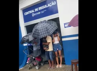Vídeo - Pacientes enfrentam chuva e frio em Itamaraju enquanto gestão municipal ignora sofrimento da população