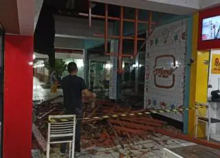 Vídeo - Parte do telhado do shopping Teixeira Mall desaba, ninguém ficou ferido