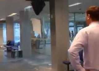 Vídeo - Parte do teto do Banco do Brasil de Teixeira desaba durante chuva