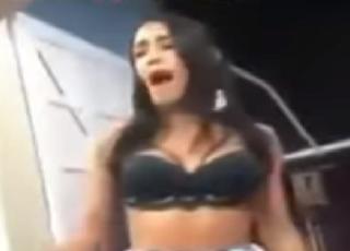 Vídeo: Pastor da Assembleia de deus na paga programa com Travesti e é cobrado durante o culto