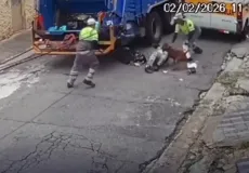 Vídeo: Pitbull ataca coletores de lixo; dois são socorridos para o hospital