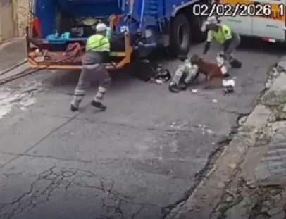 Vídeo: Pitbull ataca coletores de lixo; dois são socorridos para o hospital