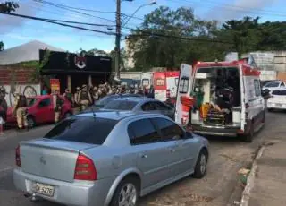 Vídeo -PM é baleado na cabeça em tentativa de assalto. Uma mulher foi baleada e um bandido morto, em Salvador