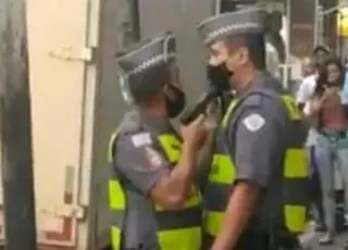 Vídeo - PM tem arma apontada para o rosto em discussão com colega