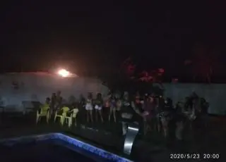Vídeo - Polícia acaba com festa de aniversário em Eunápolis. Aniversariante foi detida