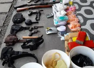 Vídeo -Polícia Militar apreende armamento e drogas que seriam vendidas em paredão
