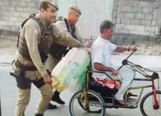 Vídeo -Policiais militares da 87ª CIPM  ajudam cadeirante a subir ladeira, em Teixeira de Freitas