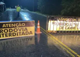 Vídeo - Ponte de acesso à cidade do Prado volta a ser interditada