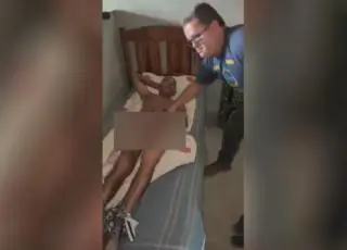 Vídeo – Prefeito d interior da Bahia arrasta idoso negro e doente da cama, joga no chão e despeja um balde de água fria sobre ele