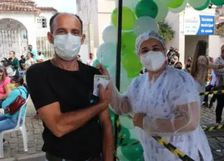 VIDEO: Prefeitura de Medeiros Neto imuniza mais de 900 pessoas em seu segundo drive thru/pedestre contra a covid 19