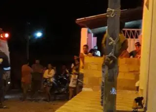Vídeo -Professor é ferido com faca ao tentar conter homem armado com barra de ferro que destruiu casas comercias em Nova Tribuna. Agressor foi amarrado