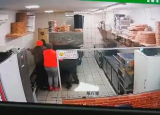 Vídeo - Quatro pessoas são mortas a tiros por policial militar em pizzaria de Porto Alegre, diz polícia