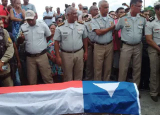 Vídeo - Sargento morto em confronto é enterrado com honras militares em Itagimirim