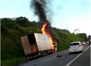 Vídeo -  Três pessoas da mesma família morreram no acidente na BR 101 na Bahia.