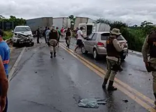 Vídeo - Ultrapassagem indevida causa engavetamento e deixa um morto e cinco feridos na BR 101