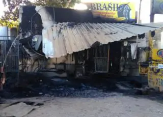 Vídeo - Vândalos incendeiam borracharia e caminhão em Itabatã