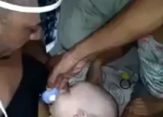 Vídeo: Vereador baiano improvisa para amamentar o filho, e imagem viraliza