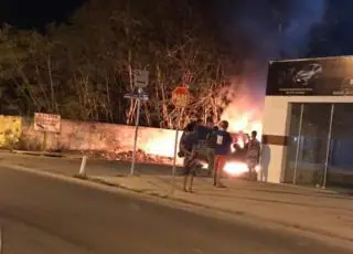 Vídeo - Viatura da PM é destruída pelo fogo em Alcobaça
