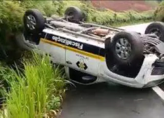 Vídeo: viatura do DETRAN de Teixeira capota próximo a Gandu.