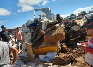 Vídeos-Acidente com ônibus de romeiros, caminhão e carros pequenos deixa mortos e feridos na Bahia